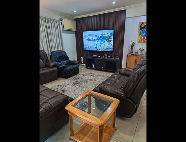 4 BEDROOM PROPERTY TO RENT IN EFFINGHAM HEIGHTS